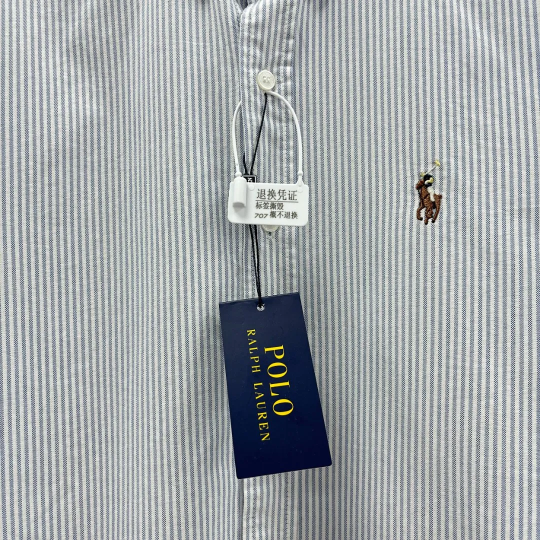 🅿️230 Ralph Lauren/Ralph Lauren imitation striped embroidered shirt. It is made of 100% cotton Oxford fabric. The 100% cotton material makes it very breathable. It is comfortable to wear and not easy to sweat. It has a loose fit and a three-dimensional upper body. The lines are smooth and natural. From the shoulder line to the waistline and then to the hem, the line transition is smooth. There are no unnecessary folds or accumulation. The whole body is neat and stretched. The chest is embellished with the iconic pony embroidery. It is simple but highly recognizable. The color transition of the embroidery thread is natural. The stitches are even and the spacing is uniform and the stitches can be connected naturally. The lines are smooth and not stiff. Color: Blue Size: S M L XL